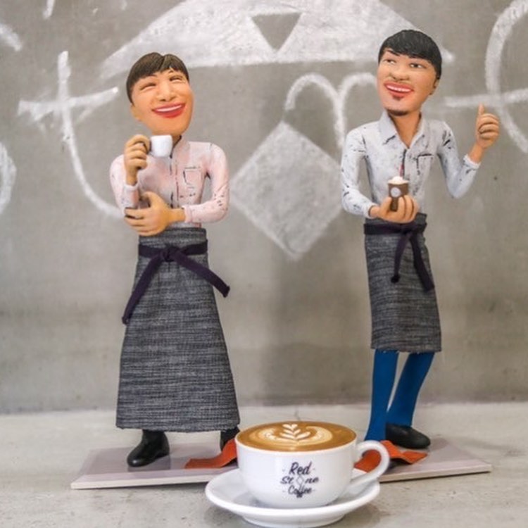 職場のイベントで仲良くなったカフェの方の人形を作って送りつけました。　喜んでくれたようですね。インスタに上げてくれています。　今、依頼を受けている方を少し待っていただいて先に作ってます。コロナで大変かもしれないけど、頑張ってよータグを開けて見て下さい。大阪府堺市のカフェです。 - from Instagram